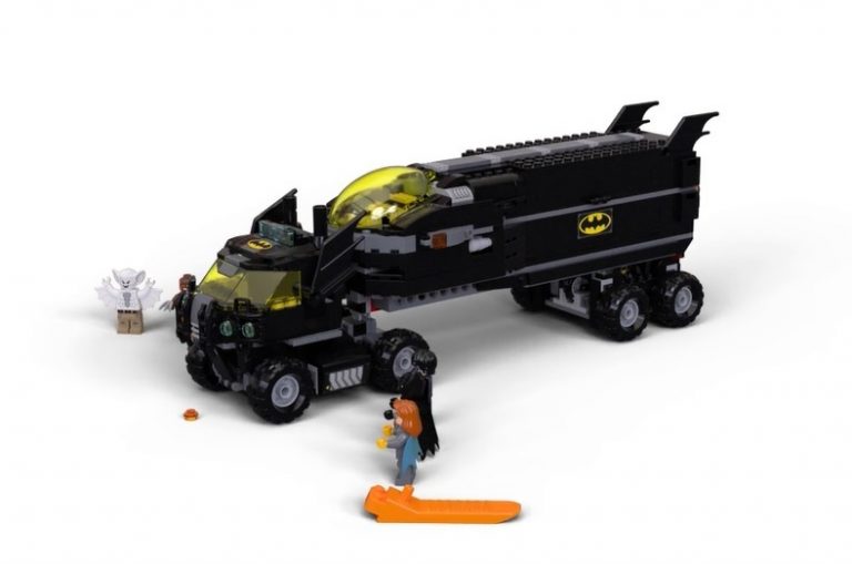 2020 LEGO DC Comics Super Heroes 76160 Batman Mobile Bat-Base Side (Pre)