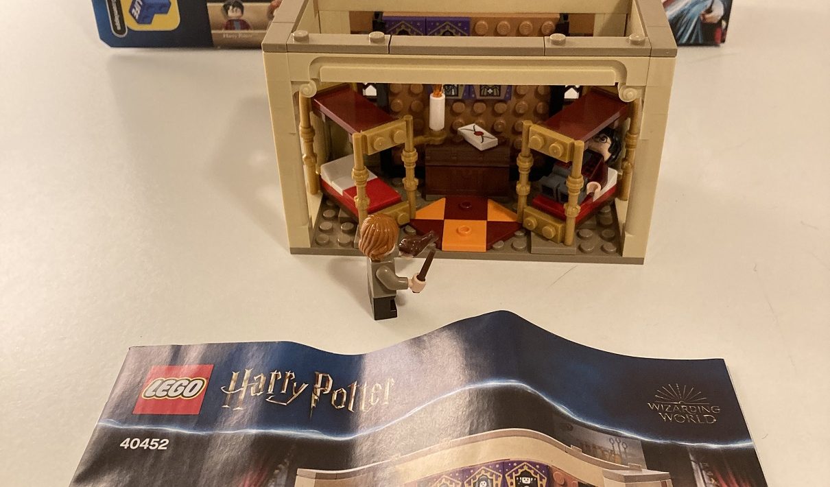 LEGO Harry Potter 40452 Hogwarts Gryffindor Dorms Review (October ...