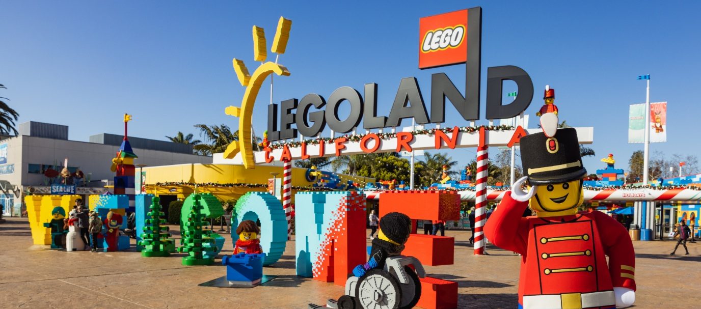 cropped-LEGOLAND-California-Front-Main-Entrance-Banner.jpg